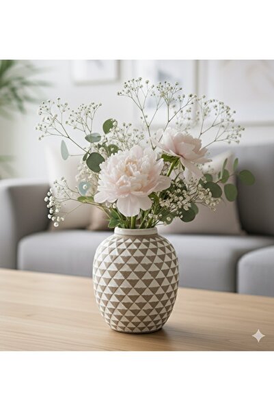 Noor A small, luxurious ceramic vase with an elegant design.