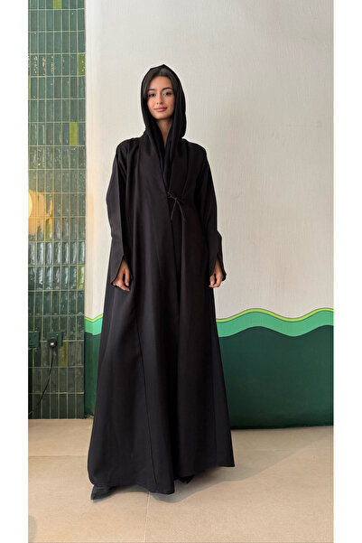AYA عباية سوداء مع شق عند الأكمام