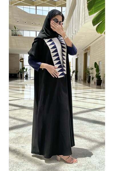 AYA عباية سوداء مع تطريز أزرق