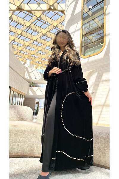 AYA عباية مخملية سوداء مطرزة بالذهب