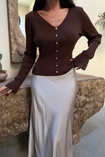 Auroveen بلوزة تريكو أساسية مزينة بأزرار وياقة على شكل حرف V AV3958