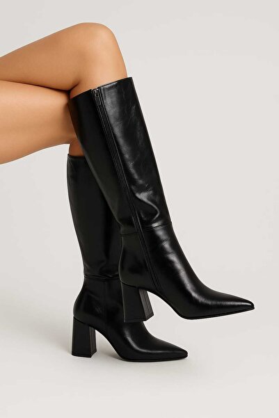 ÜNAL ÖZER حذاء نسائي أسود من الجلد اللامع ذو مقدمة مدببة وكعب متوسط ​​الطول UN001-0132