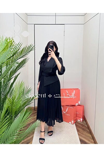 Elegent Elegant black dress with soft pleats and classic belt details