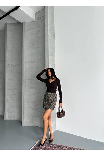 bahar uğurlu Body with Double Layers on the Front and Metal V on the Front, Made of Bubbley Fabric