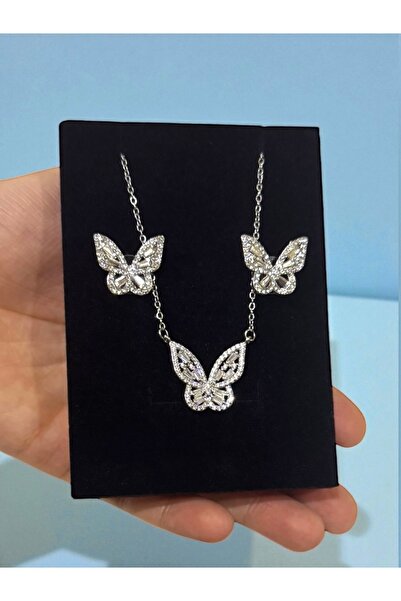 NEW STYLE A sophisticated accessory set adorned with high-quality zircon. The necklace measures 47 cm and comes in an elegant gift box.