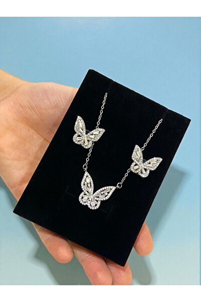 NEW STYLE A sophisticated accessory set adorned with high-quality zircon. The necklace measures 47 cm and comes in an elegant gift box.