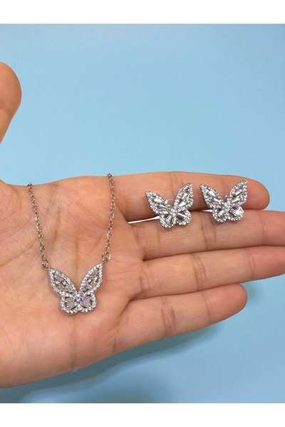 NEW STYLE A sophisticated accessory set adorned with high-quality zircon. The necklace measures 47 cm and comes in an elegant gift box.