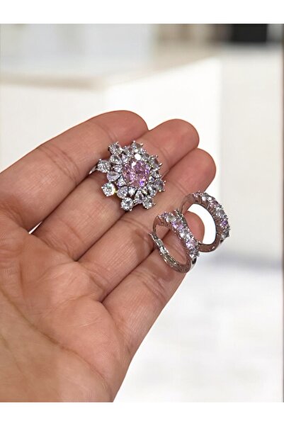 NEW STYLE A luxurious and sparkling zircon-encrusted accessory set consisting of a size 7 ring and hoop earrings, presented in a suitable gift box.