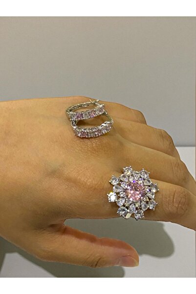 NEW STYLE A luxurious and sparkling zircon-encrusted accessory set consisting of a size 7 ring and hoop earrings, presented in a suitable gift box.