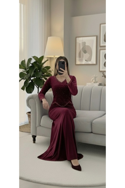 MASHN A long, royal burgundy velvet dress embroidered with sparkling sequins, with long sleeves and a cut that accentuates beauty.