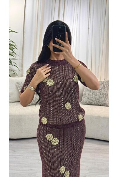 SELSAL A knitted skirt and blouse set decorated with roses and gold embroidery.