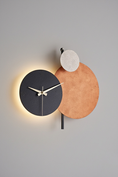 Muyika Design Led Işıklı Modern Metal Duvar Saati – Sessiz Mekanizma, Dekoratif El Boyama Tasarım (48x44 cm)