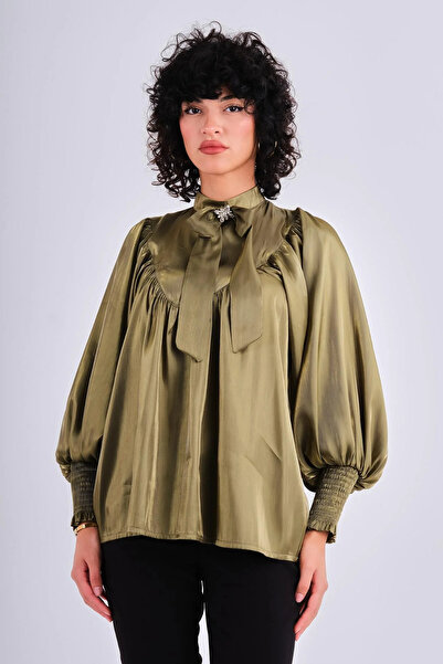 Lila Rose Büzgülü Kristal Broşlu Organze Bluz