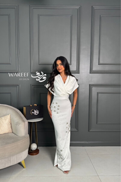 MAC CENTER A soft, fully fitted dress adorned with sequins