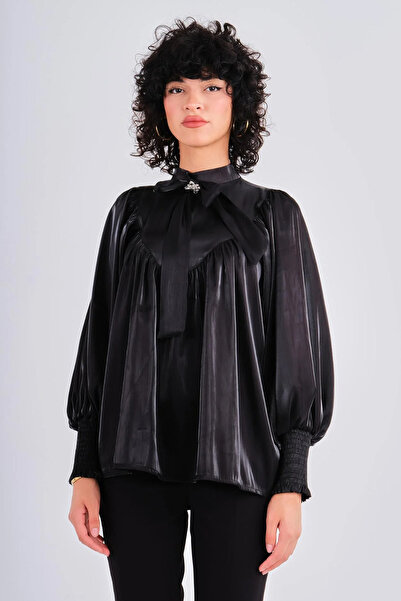 Lila Rose Büzgülü Kristal Broşlu Organze Bluz