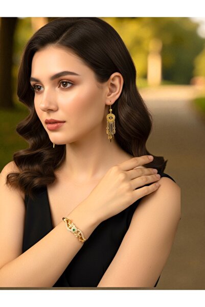 NEW STYLE A gold-look accessory set consisting of a 6cm bracelet and 6.5cm earrings, presented in a suitable gift box.