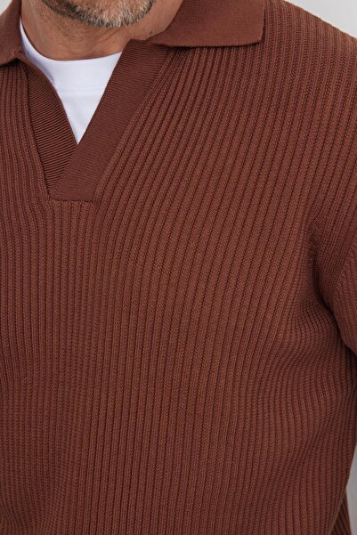 Tudors Ανδρικό πουλόβερ καφέ με λαιμόκοψη σε σχήμα V από βαμβακερό πόλο κανονικής εφαρμογής