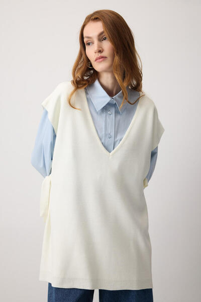 Touché Privé V-Necklace with Lace-Up Sides Tricot Sweater