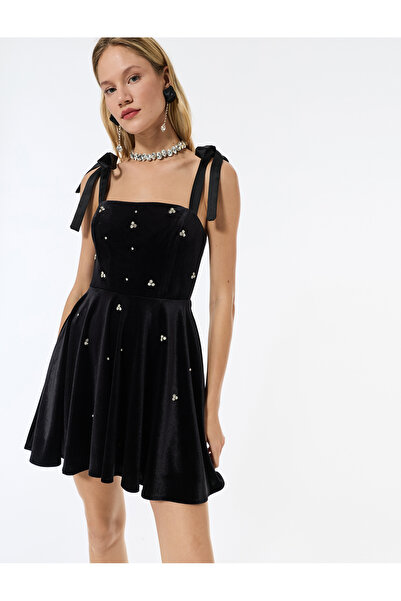 Koton Mini rochie din catifea fără mâneci, cu guler pătrat și detaliu de piatră