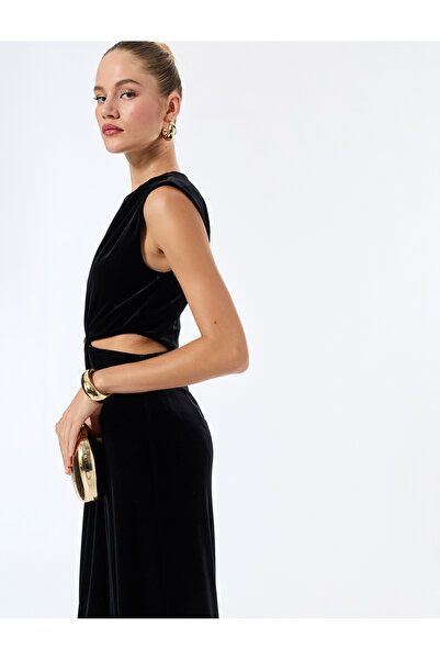 Koton Pencere Detaylı Kolsuz Bisiklet Yaka Metal Aksesuarlı Kadife Uzun Elbise