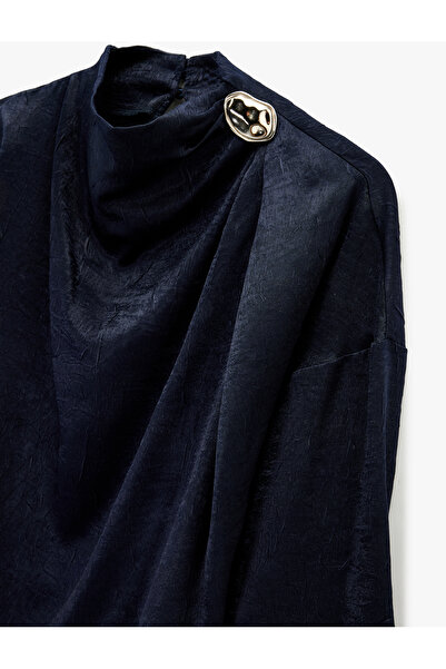 Koton Bluză din satin texturat cu mâneci lungi și guler asimetric cu accesorii metalice