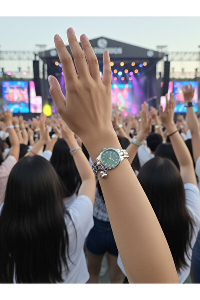 Leerybee Stylish and Elegant Women's Wristwatch with Heart Detail