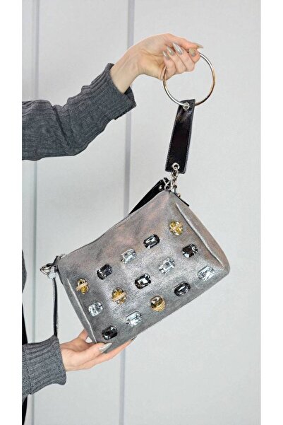 KRISTE BELL حقيبة يد وكتف نسائية متوسطة الحجم من الجلد السويدي بتفاصيل حجرية (27×18)