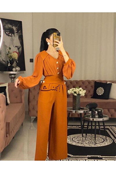 Elegent Women's jumpsuit with gold buttons and puff sleeves in a warm color