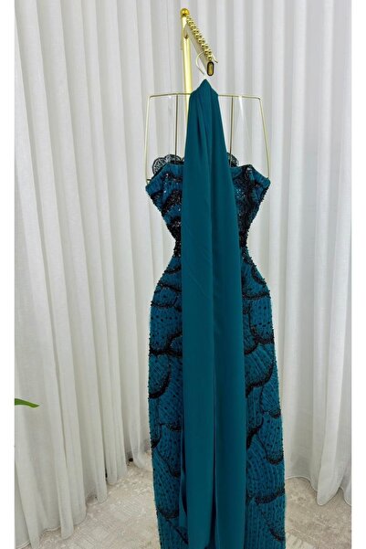 Diva style A distinctive and elegant evening dress with embroidery