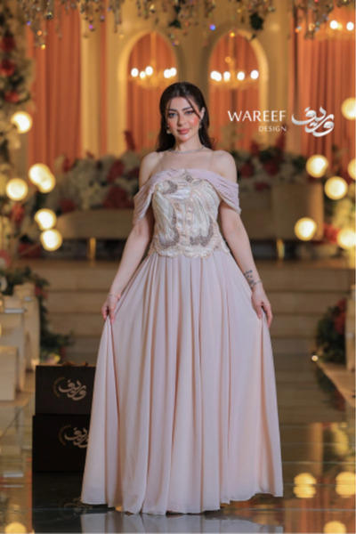 MAC CENTER فستان سهرة بكتف مكشوف وتطريز يدوي لامع بتنورة فضفاضة من قماش ناعم