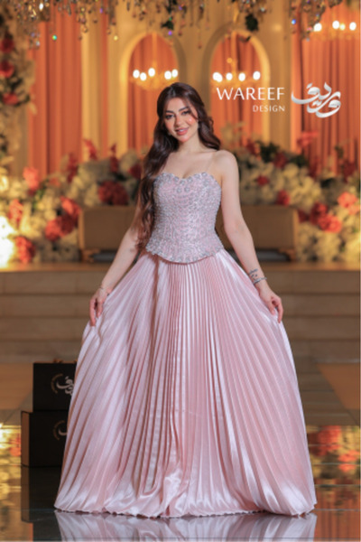 MAC CENTER Long pink dress with an embroidered bodice and back ties, paired with a shimmering pleated skirt.