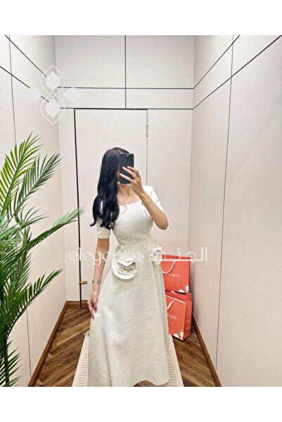 Elegent A soft dress adorned with side roses