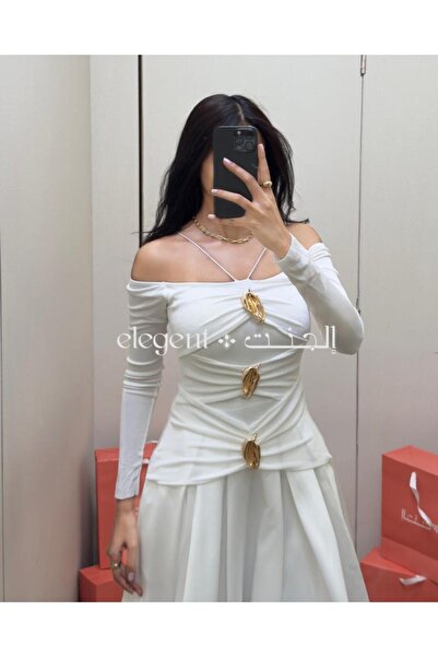 Elegent Elegant white dress with a dropped shoulder and gold details