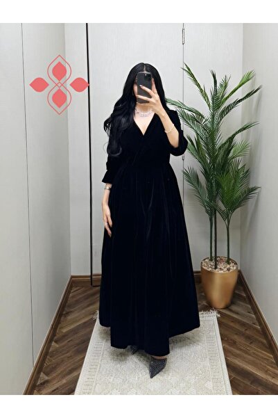 Elegent A luxurious black velvet dress with a smooth cut and regal elegance.