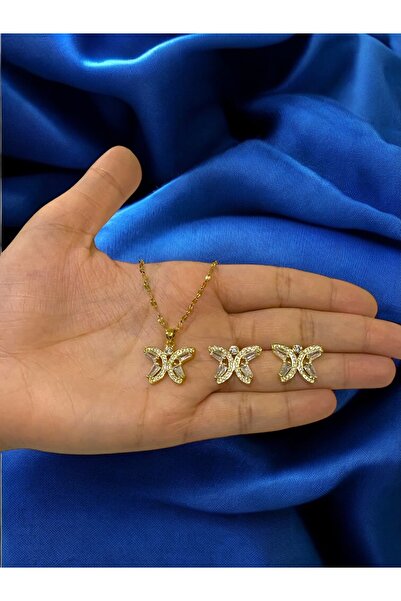 NEW STYLE A luxurious stainless steel accessory set consisting of a 45 + 5 cm necklace and earrings, presented in a suitable gift box.