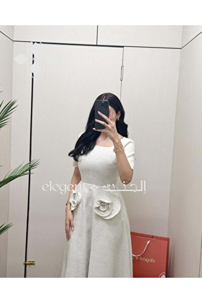 Elegent A soft dress adorned with side roses