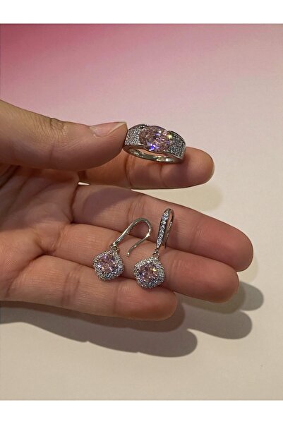 NEW STYLE A sophisticated and sparkling accessory set adorned with high-quality zircon. Ring size 7. This set comes in a suitable gift box.