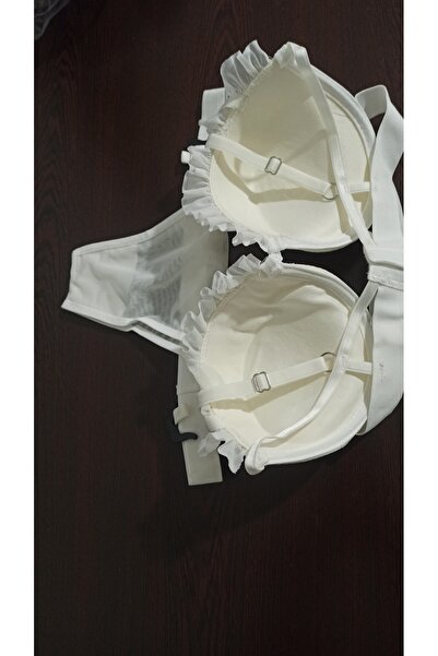 MADAMNİZ Padded underwire bra set with tulle detailing.