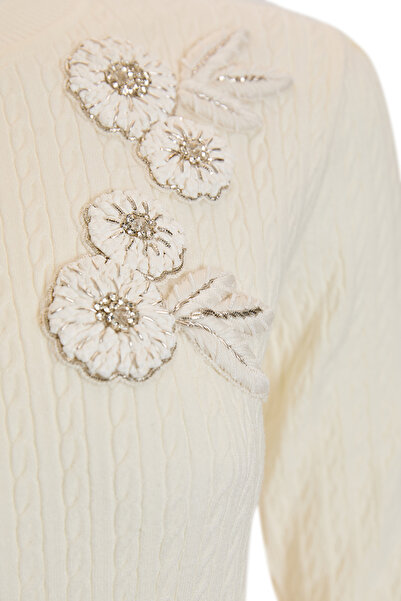 Exquise Long Sleeve Crew Neck Floral Embroidery Knit Blouse