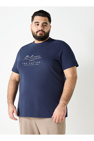 FAV تي شيرت بمقاس كبير بطبعة شعار ورقبة دائرية وأكمام قصيرة