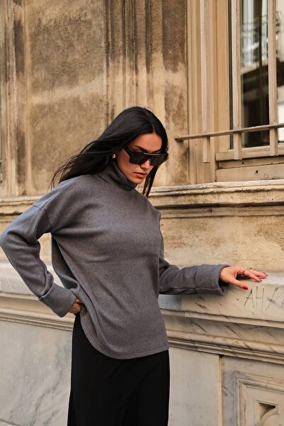 FOR YOU MODA Anthrazitfarbene Rollkragenbluse mit Ärmeldetails