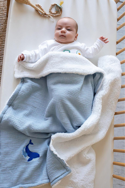 Mom Cherie Bebek&Çocuk Battaniye 80x100cm Nakışlı Müslin Kuzu Tüyü Battaniye