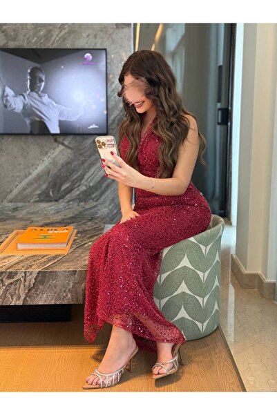 VİVİ A distinctive and elegant evening dress in red