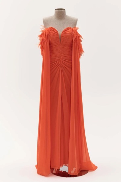 ÖMÜR INN KADIN ABİYE STRAPLEZ KALP YAKA DRAPELİ PELERİN DETAYLI UZUN ELBİSE