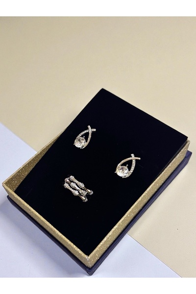 NEW STYLE A delicate and elegant set consisting of a one-size ring and earrings adorned with sparkling zircon stones, presented in a luxurious gift box.