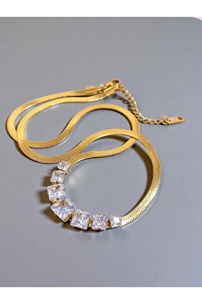 NEW STYLE A sophisticated and modern stainless steel necklace and choker plated in 18k gold, presented in a suitable gift box.