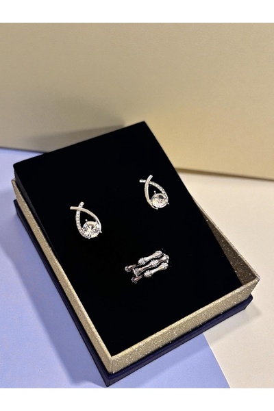 NEW STYLE A delicate and elegant set consisting of a one-size ring and earrings adorned with sparkling zircon stones, presented in a luxurious gift box.