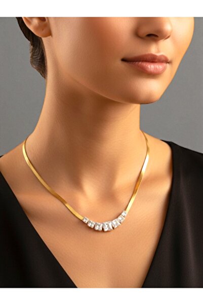 NEW STYLE A sophisticated and modern stainless steel necklace and choker plated in 18k gold, presented in a suitable gift box.