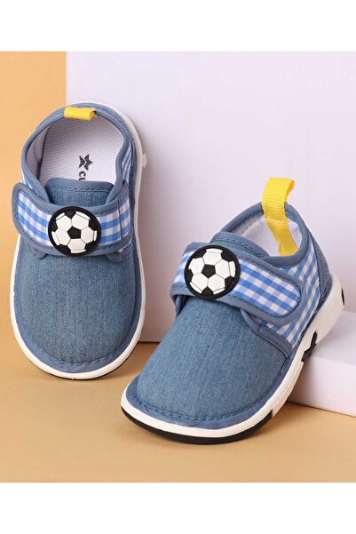 Cute Walk by Babyhug حذاء كاجوال بإغلاق فيلكرو وطبعة مربعات سادة وزخرفة كرة ق...