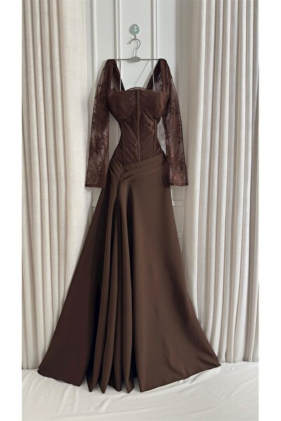 MASHN This elegant evening dress in a distinctive chocolate color features a corset silhouette and unique lace sleeves.